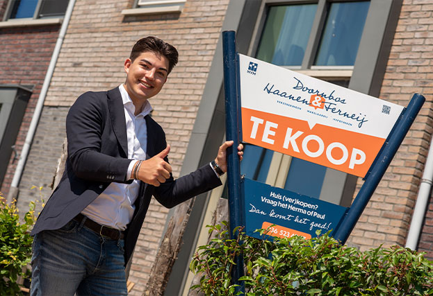 aankoopmakelaaar bij verkoopbord in Zeewolde