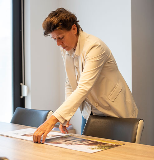 Makelaar met woning brochure op tafel