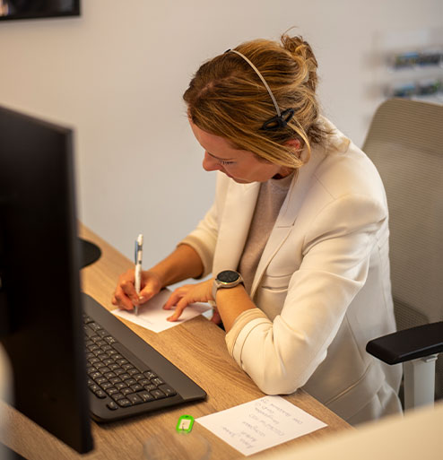 Binnendienst medewerker neemt telefoon op.