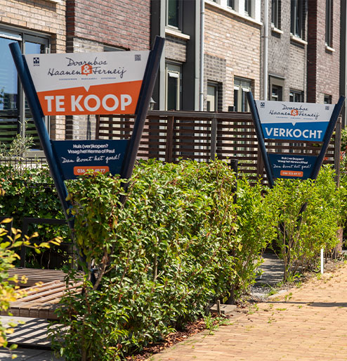 twee woningen naast elkaar door Doornbos Haanen en Ferneij welke verkocht en te koop staan