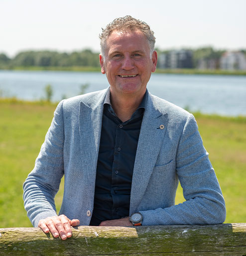makelaar voor nieuwbouw buiten in een groenewijde