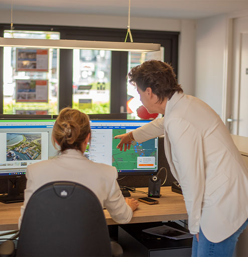 2 makelaars sparren voor de verkoop van een woning in zeewolde