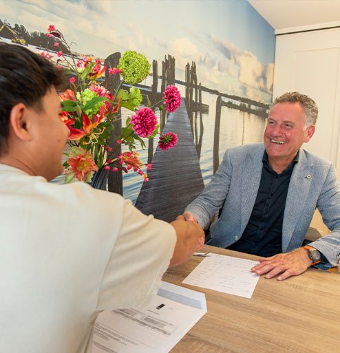 Makelaar schud de hand van een klant