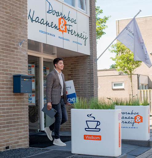 Makelaar onderweg naar de woning welke verkocht is vanaf het kantoor Doornbos Haanen en Ferneij