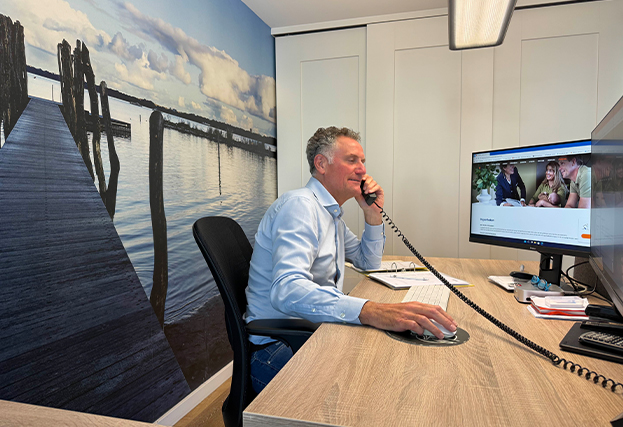 Paul belt met klant voor hypotheek