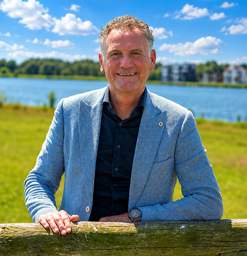 paul voor hek op de foto
