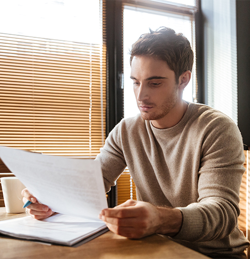 Meneer leest een taxatiedocument