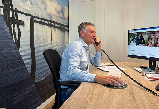 Paul bellend met een verzekeringen klant